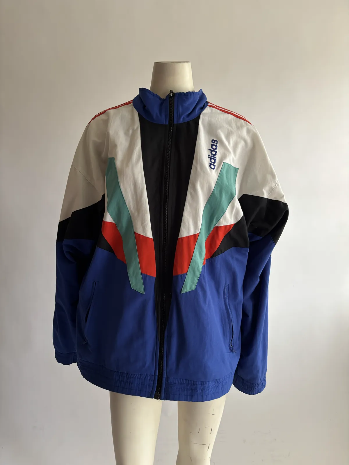 The jacket on a mannequin in daylight from the side, with shadows on one side