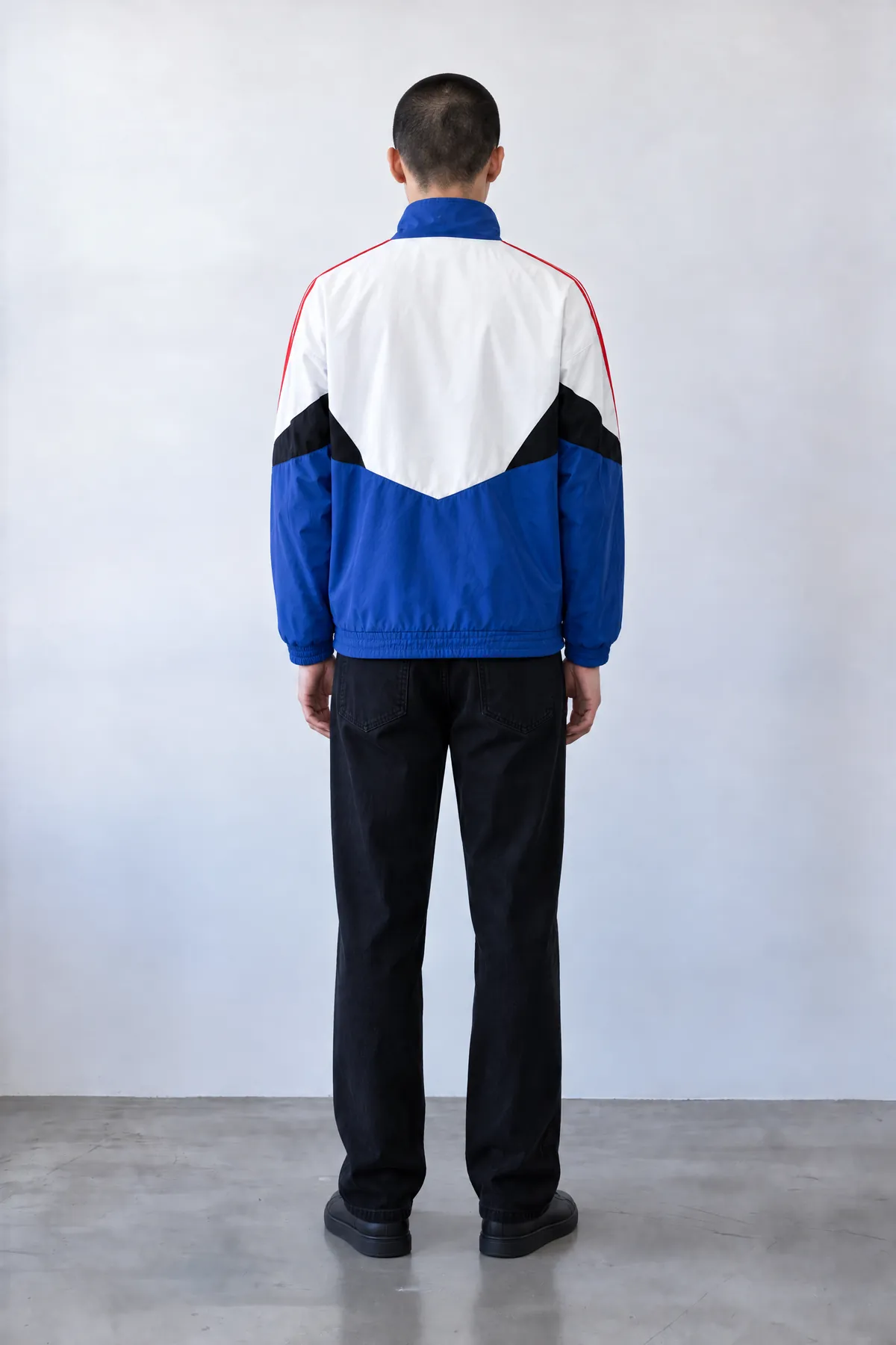 Back view from Agent: the model in the jacket, with the back matching the product photo