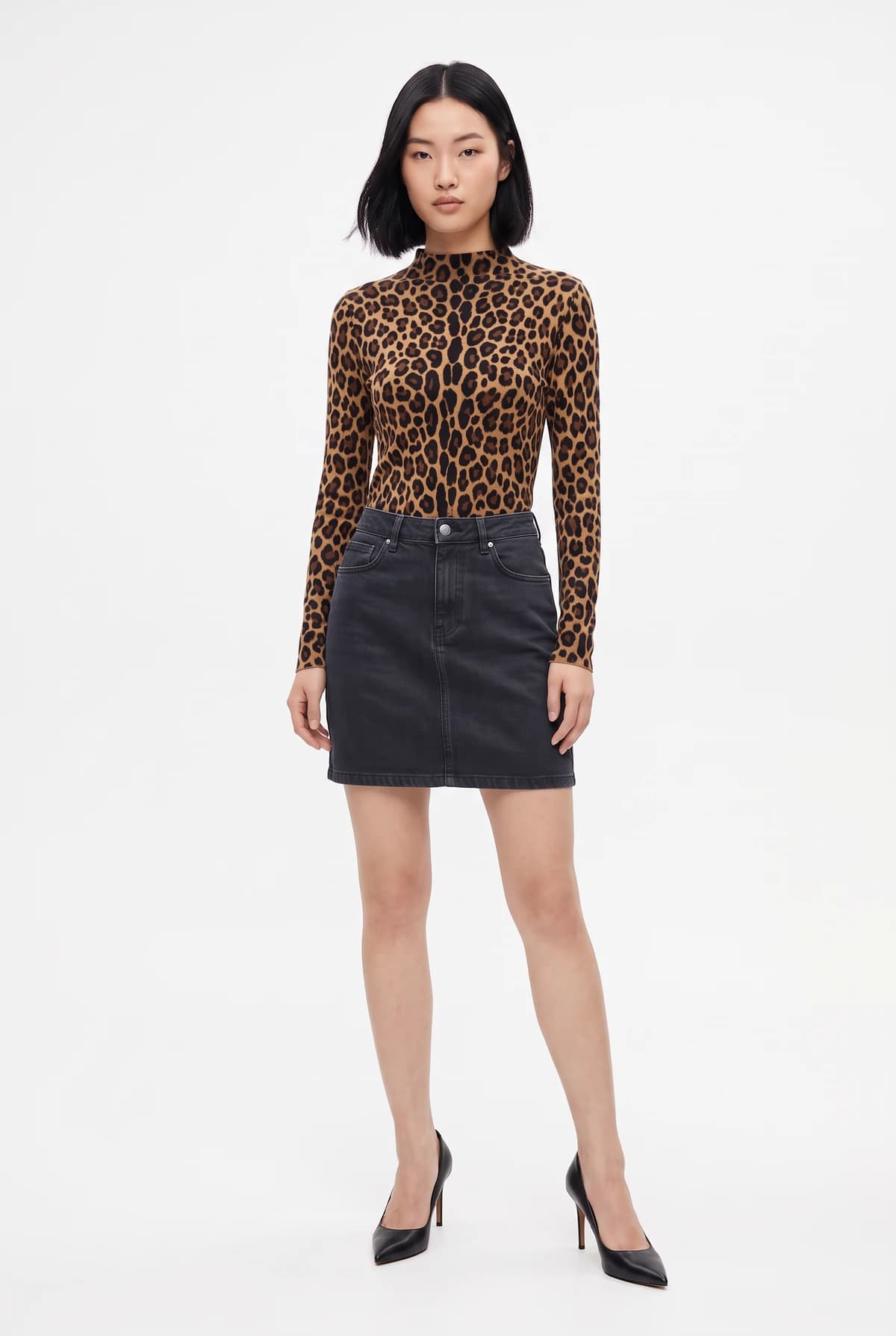 The model wearing the leopard print top and the black denim skirt together